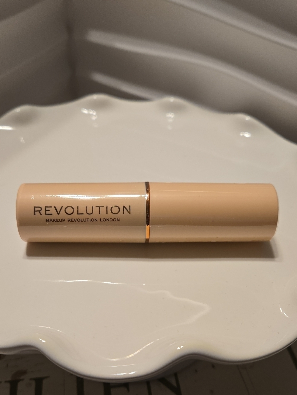 Revolution Base Stick Foundation - F4 - Picture 2 of 4